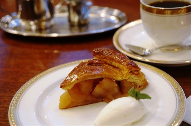 銀座 老舗喫茶店「トリコロール 本店」のアップルパイが絶品＠BAILA