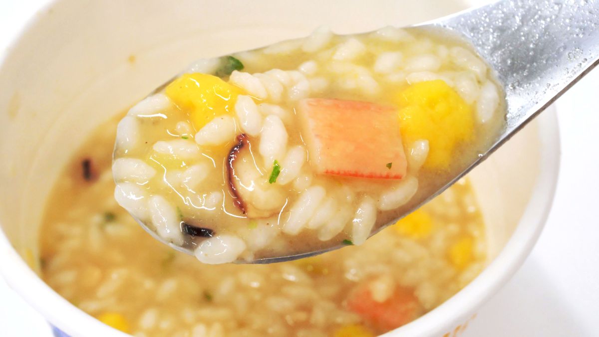 ラーメンを食べた後のスープにご飯をぶっこんだ「罪深いうまさ」を再現した「カップヌードル シーフードヌードル ぶっこみ飯」を食べてみた -GIGAZINE