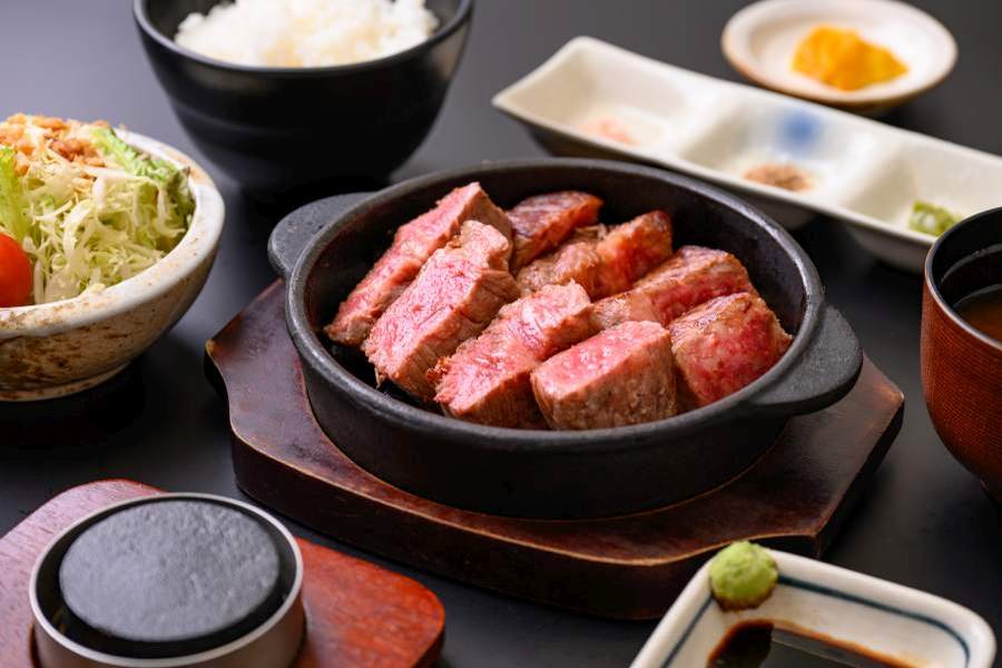 2025年版伊勢神宮おかげ横丁やおはらい町の「食べ歩き絶品グルメ18選」を紹介します！松阪牛や牡蠣などの地物素材から絶品スイーツまで！取材レポート観光三重 かんこうみえ