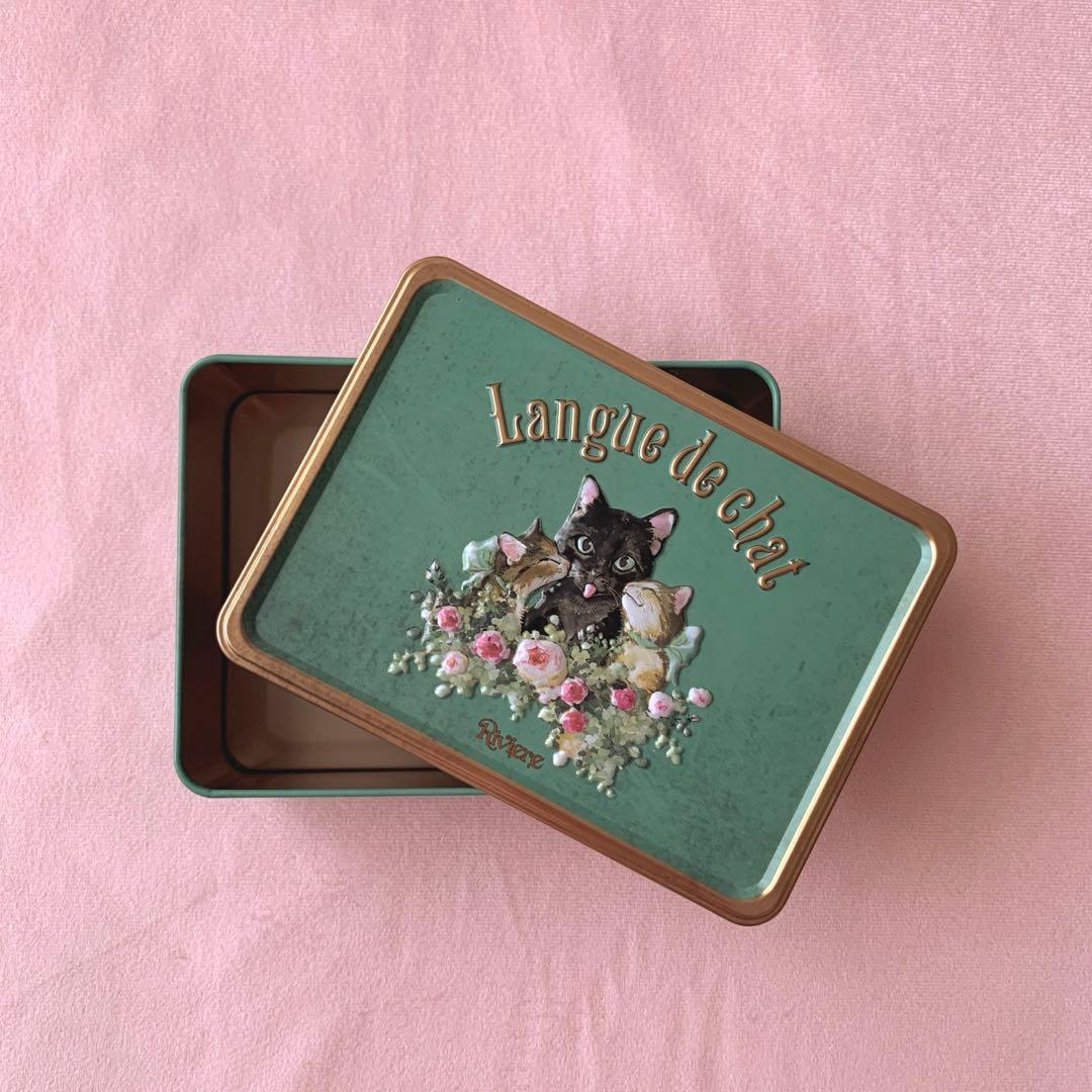 y ♥ リビエール ラングドシャ＆マノン 兵庫『リビエール』のラングドシャとマノンのクッキー缶。並ぶ