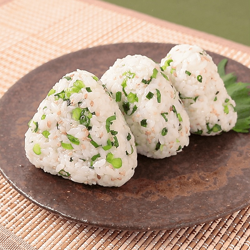 お弁当・おやつに 具沢山おにぎり5選 やきとり缶や竹輪を混ぜて握るだけ！VERY