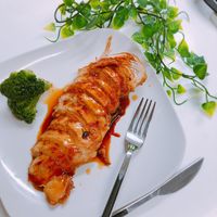 橋本 彩料理家.レモン風味の甘辛であと引くおいしさ🍋むね肉のはちみつレモン照り焼き . むね肉が完全にもも肉見えします👌🏻✨. いつもどおり下味をよくなじませ、 片栗粉をまぶし冷たいフライパンで。 しっかり温まったら即弱火🔥 皮付きならよりもも肉