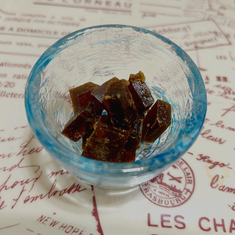 nittohblacktea.jpで 過去1番保存されたレシピ♪ 「紅茶の琥珀糖」日東紅茶スイーツレシピ は @nittohblacktea.jpから💕 材料4つでできる、簡単レシピです☕ シャリッとした食感で紅茶の風味が口いっぱいに広がります✨ 💎紅茶の琥珀糖💎材料デイリークラブ