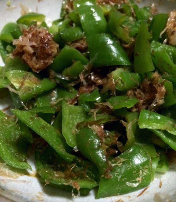 包丁不要！レンチン5分でしみしみ こんにゃくとピーマンの麺つゆおかかアットレシピ @recipe