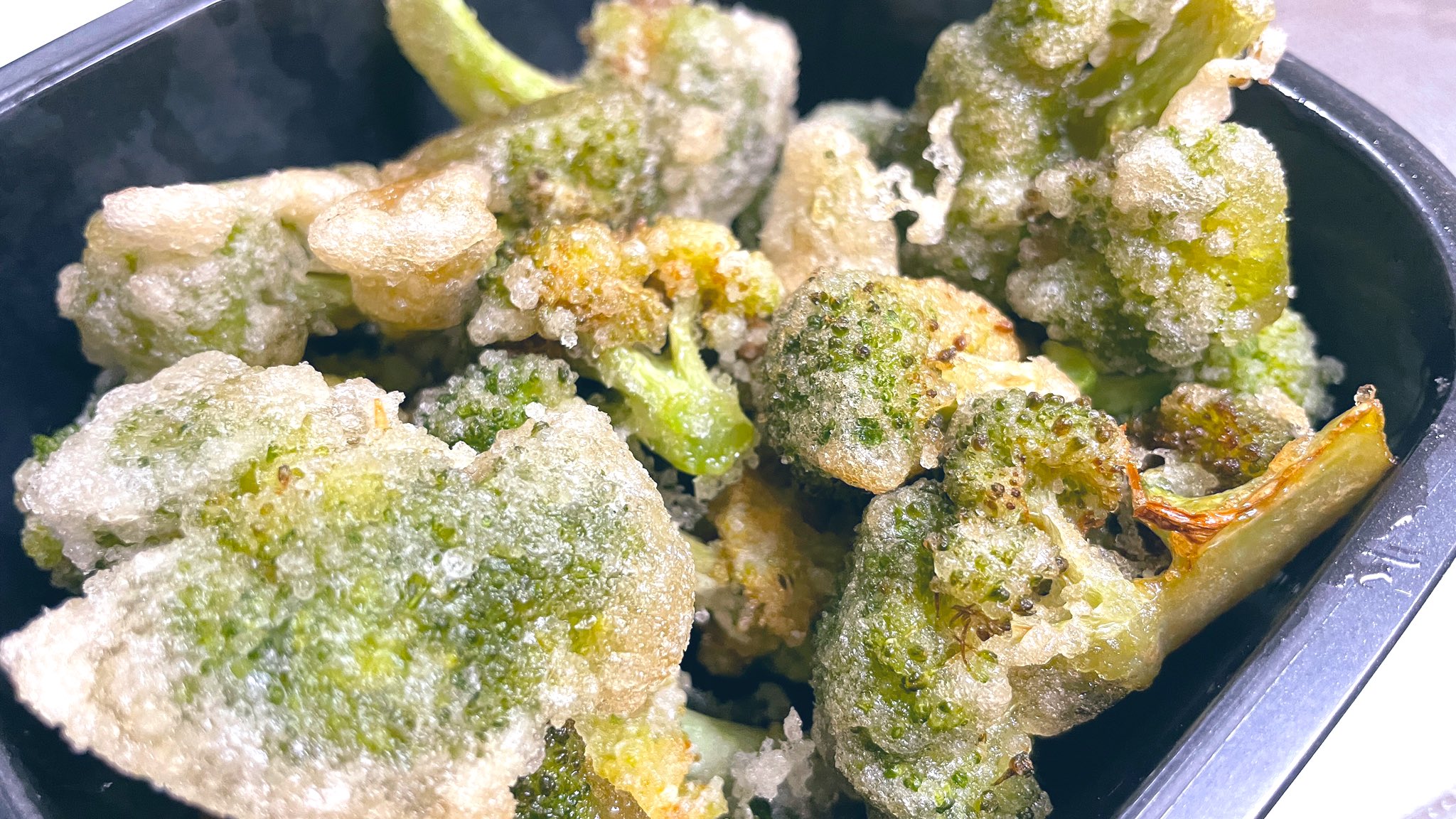 Q. ブロッコリーの揚げ物でオススメのレシピはありますか？ A. めんつゆに漬けて下味をつけたブロッコリー に片栗粉をまぶし、中温の油でカラッとするまで揚げると、スナック感覚で無限にオッケーブロッコリーできるようになるのでオススメです