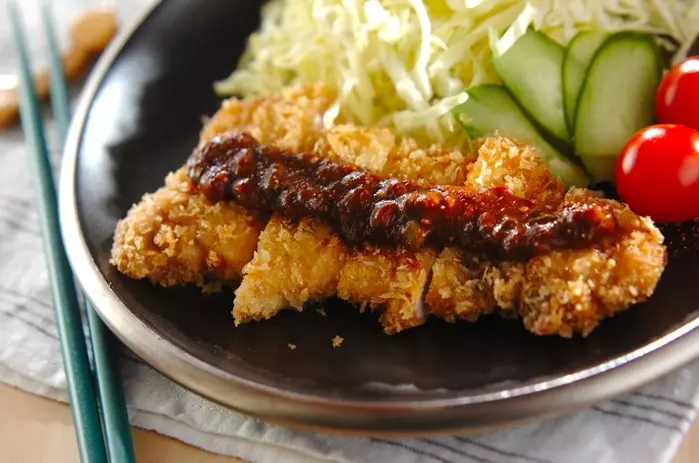 夕飯は炊き込みご飯とトンカツ献立 具は味を付けて煮てから半分は炊き込んで半分は炊き上がってから混ぜました の簡単テキトーレシピ AXSnapdish スナップディッシュID:KG8Hja