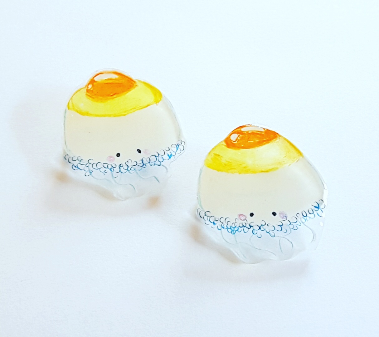 黄身がぷっくり？ 目玉焼きにしか見えない「クラゲ」が話題 英語圏では本当に「目玉焼きクラゲ」とも呼ばれてるんだってまいどなニュース