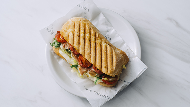 食卓を変える新しいブレッド」 朝食はもちろん、ランチにも、ディナーにも。 バターやジャムはもちろん、チーズやペーストとも。そのままでも、いろいろなフードやドリンクとのペアリングをたのしんでも。 すべてをつなぎ受け止める、食卓のまんなかにある、そんな新しい