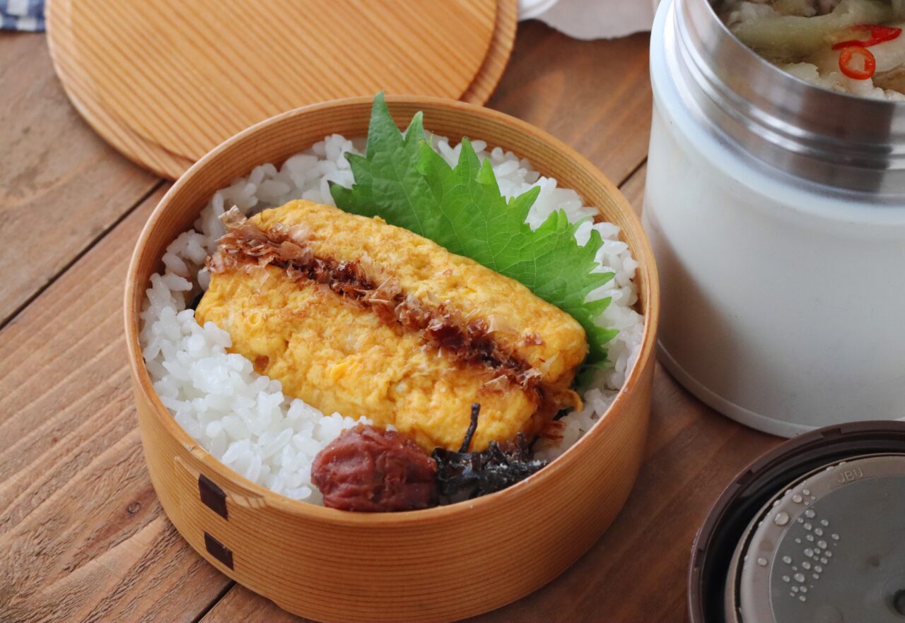 toiroお弁当の日の前の晩に、卵焼き巻くよー！ 水とマヨネーズを加えて焼くと、翌日もしっとりジューシーな卵焼きになるからやってみてー＾＾マヨネーズの量は小さじ1程度でもOK ◎LINE公式アカウント→『トイロ』で検索！ ⚠︎毎日ブログ更新中♡ お弁当