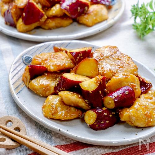 ピリ辛で旨みたっぷり！鶏むね肉を使ったコチュジャン炒め。片栗粉でカリッと仕上げて甘辛ダレをしっかり絡めるから、ごはんが止まらない一品です。ネギを散らせば彩りもアップ！お財布にやさしい最強甘辛ゴマチキンｰｰ材料ｰｰ 鶏むね肉1枚 300g塩コショウ少々 片栗粉大さじ2 ごま油大さじ2 醤油大さじ1みりん大さじ1 ほんだし小さじ1 砂糖小さじ2 コチュジャン小さじ2 白ごま大さじ2