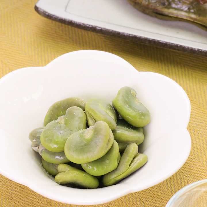 ワンパンで簡単！焼きそら豆asmrasmrfood . ★調理時間の目安：10分 . これ、つまむ手が止まらないやつです🫛🤤4~6月頃にかけて旬を迎える「そら豆」の旨味がギュッと詰まって濃厚！ 定番の塩茹でも良いですが、 オリーブオイルで焼いてから軽く蒸せば、そら豆の薄皮が破れて切り込みいらず！ ワンパンかつ簡単時短が叶います✨ オリーブオイルと塩のシンプルな味つけだからこそ、