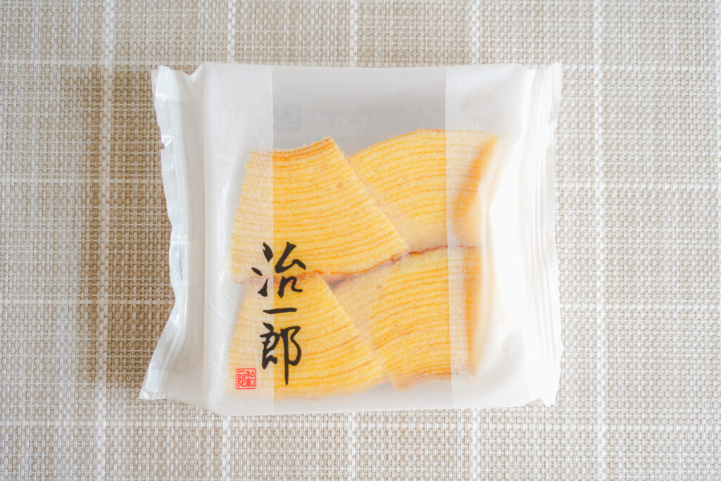 Amazon.co.jp:常温便 治一郎 バームクーヘン カット 12袋入り 個包装 ギフト ショップバッグ付熨斗・着日指定対応可 お日保ち目安8～14日御礼 敬老の日 ご挨拶 母の日 父の日 : 食品・飲料・お酒