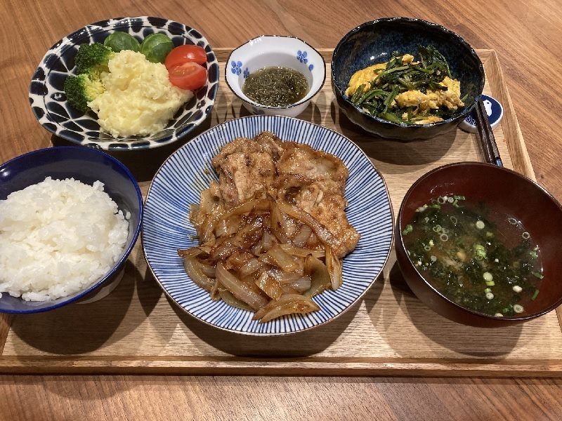 豚のしょうが焼きの献立 副菜：パプリカのごまみそあえ、汁物：トマトと玉ねぎの中華スープ 献立・メニュー 味の素パーク たべる楽しさを、もっと