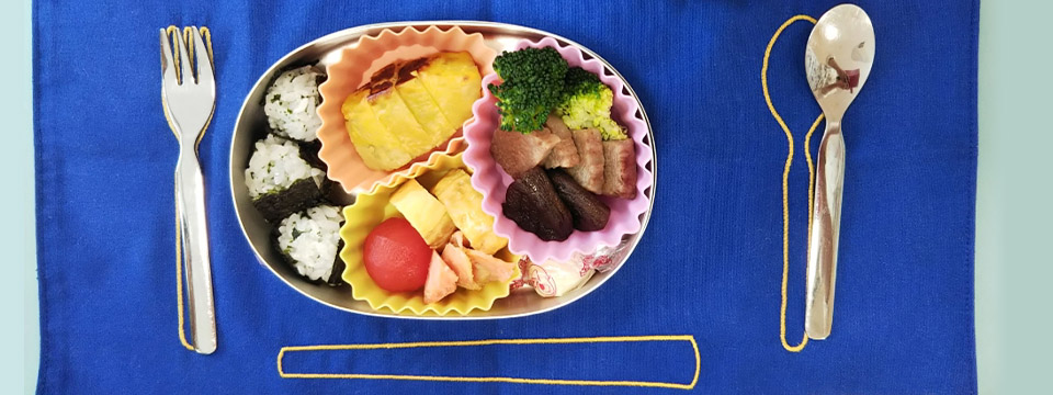 kuu1.23 さんの投稿をご紹介します！🍙 3歳 年少さん お弁当4日分 ˊ˗ 4月から週に1回お弁当が始まりました🥣基本的に、ルール キャラ弁、ピックNGなど はないけど ✔︎︎︎︎ 出来るだけおにぎりで食べやすく ✔︎︎︎︎ 彩りを気にせず子が食べるものを！って感じの