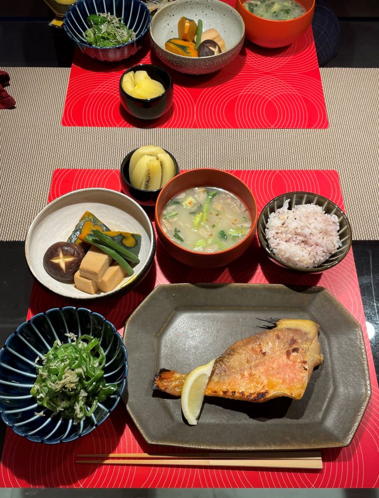 さんま定食の献立：秋刀魚の塩焼き、肉味噌ごはん、豚肉煮物など