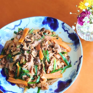 レシピあり 右スワイプ 調味料に漬け込んで焼くだけで絶品なプルコギ☺️舞茸も入れることでお肉が柔らかくなるよ！ メニューニラ入りプルコギアボカドキムチ ねぎ入り卵焼き トマトと油揚げの味噌汁 キウイ プルコギニラ牛肉牛肉レシピ簡単