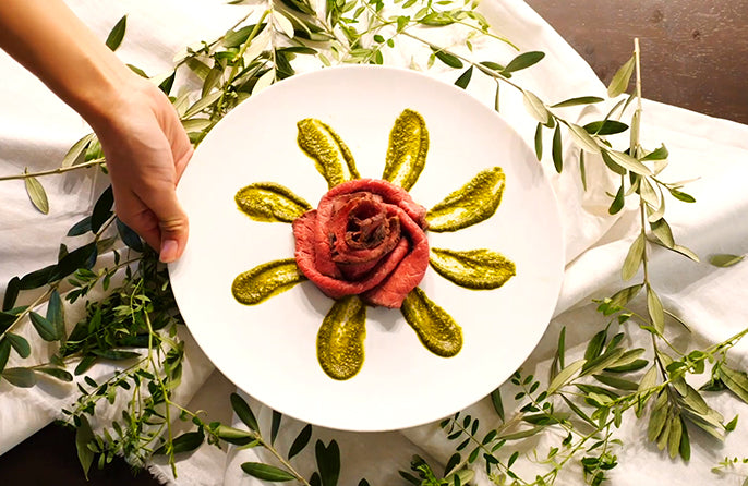 誰でもできるローストビーフの盛り付け方🥩 ①家庭にあるお皿の中央にソース皿を置きます ②お好みの野菜をソース皿の周りに盛り付けますちょっと多いかも！ぐらい盛るのがポイント ③ローストビーフを2.3枚持ち、皿の外側から野菜を覆うように盛り付ける 焼き目の向きが