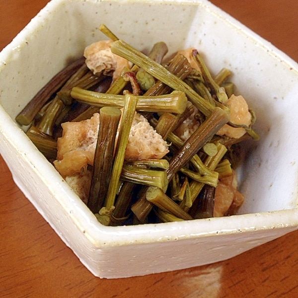 4月の旬食材「蕨 わらび 」を使った炊き込みご飯をご紹介します。 春の訪れを告げる山菜の代表格、わらびを炊き込みご飯にしていただきます。和ゑ鶴のだしパックを粉末のまま使うことで出汁の深い旨味を加えて、さらに油揚げでコクをプラス。 シンプルな材料で炊き