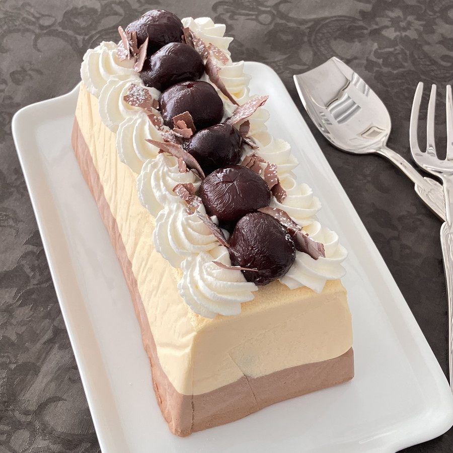 Decoration cake • • デコレーションケーキ • • 本体は苺のショートケーキ 側面からトップにかけて多種絞りワクワク多種絞りフルーツは、苺、ラズベリー、ぶどう、りんご、プラム チョコレートのリボンとマカロン • • お友達の叔母様ご夫妻の結婚50周年 金婚式 の