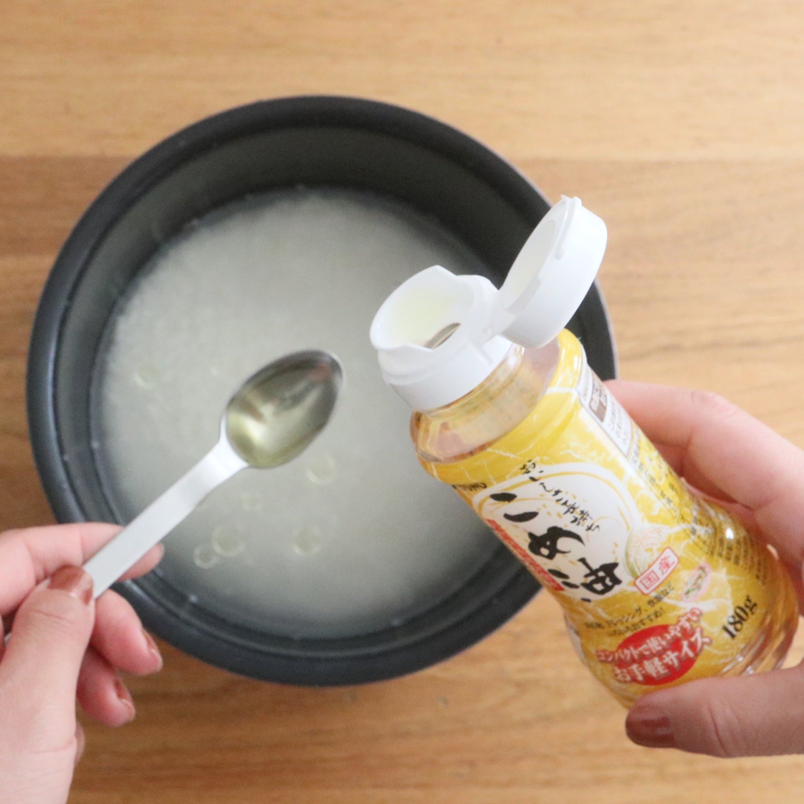 冷めても美味しいおにぎり。』 多分、我が家で1番人気なのが 塩むすび 新米で作るならなおさら。 おにぎりを作る時は ごはん1合に対して オイル小さじ1と塩ふたつまみ程度を混ぜてから。 こうすると冷めても美味しいおにぎりになるから おべんとうにもいいんです。 好きな