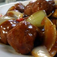 ランチは酢豚の残りでオムライスです！！酢豚を沢山作ったので、残った酢豚でれんちびの大好きなオムライスにしました‼️ 酢豚も酢飯もオムライスにぴったりです🎉炒めると酢の酸味がとんでコクになるのでケチャップとの相性がいいんです✨オムライスの卵はチーズを