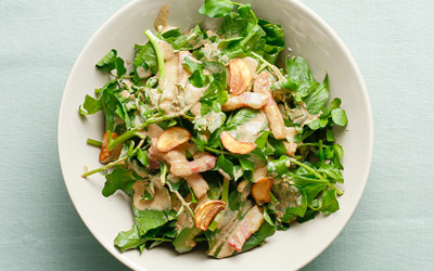 五月から始まった新メニューのメインコースの一つをご紹介します。 「特選国産牛フィレ肉のグリエ ソースペリグー 」です。あっさりした牛フィレ肉を柔らかく焼き上げ、マデイラワインのベースに黒トリュフが入ったソースペリグーとともに。付け合わせの野菜はたけのこ