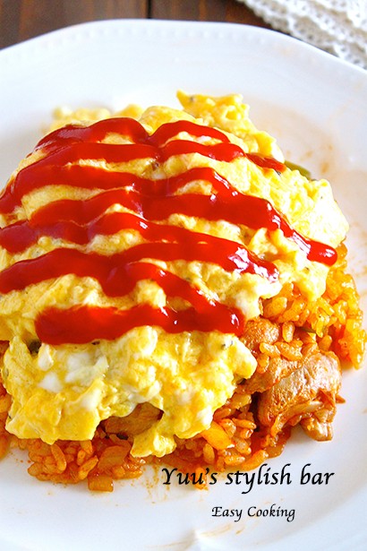 オムライスの卵を上手に作るコツ💡↓, ˗ˏˋ同棲4年目の彼氏に送るお弁当動画です ˎˊ˗, 🥚オムライスの卵を上手に作るには ,🥚卵液に片栗粉をいれる💡, →破けにくくなるよ, 🥚卵液に油を混ぜる💡, →フライパンにくっつきにくくなる, ︎＿＿＿＿＿＿＿＿＿＿＿＿＿＿,🐣お弁当箱に入れる時は, 動画のようにラップで巻いて形を作ってから, お弁当箱の中でラップを外すと上手くできます✨,