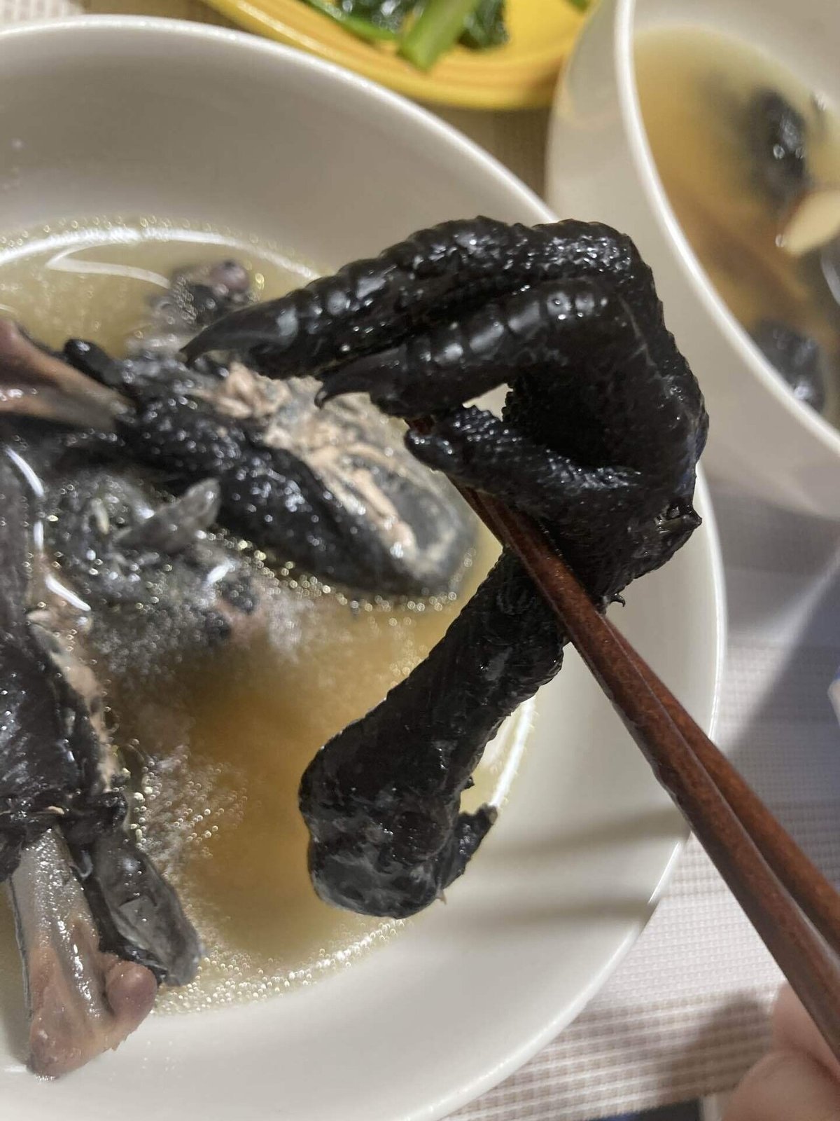 アジア料理。黒い背景に黒いプレートのソースにムール貝写真素材2221617213Shutterstock