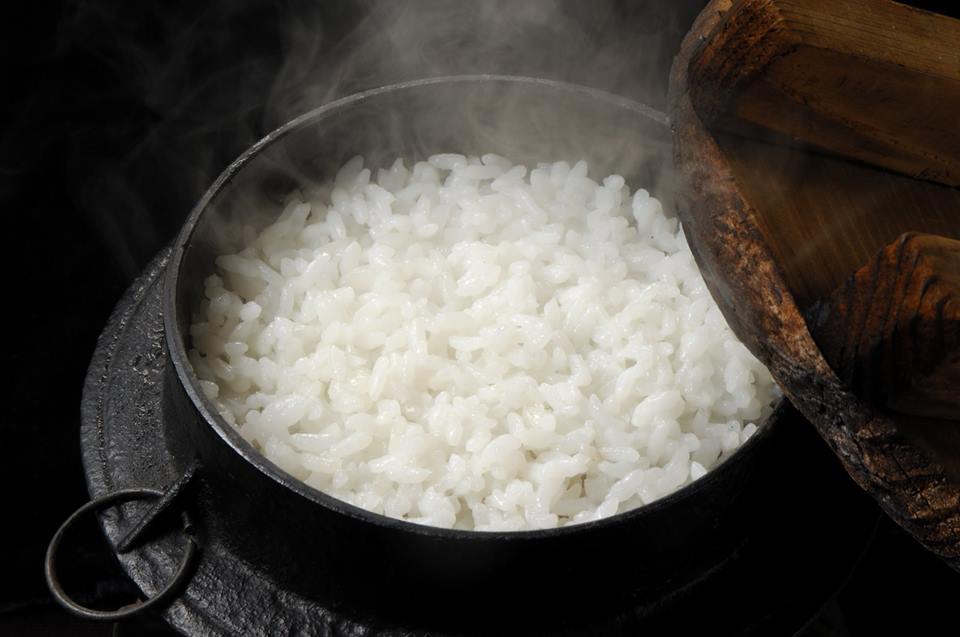 米は絶対にあれ入れて炊け。旨すぎて具が邪魔に感じる至高を越えた白米の炊き方と究極のおにぎりの作り方
