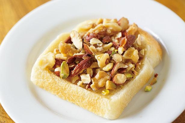 ハニーナッツフレンチトースト温かいフレンチトーストと冷たいバニラアイスは鉄板の組み合わせ。 そこに、たっぷり蜂蜜とナッツをオン！ ハニーナッツフレンチトーストは間違いのない美味しさです☺️⁡ ⁡ マックコーヒーロースターズうつぼ公園店MCRMUCマック