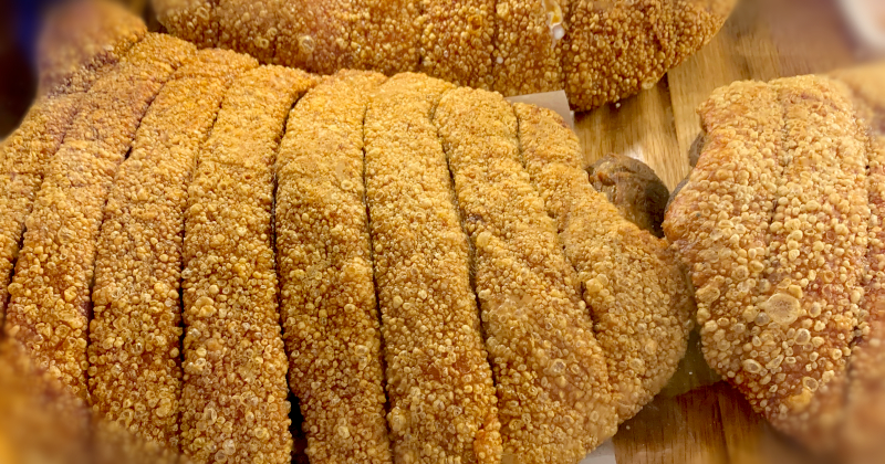 豚肉の皮揚げ、クリスピーな豚皮、伝統的なメキシコの食材、またはレモンジュースと赤熱チリソースを添えたスナック。の写真素材・画像素材 Image195296995