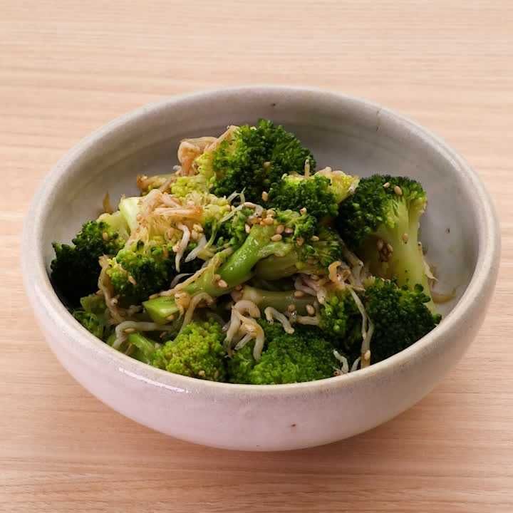 材料三つでササッと簡単♪ ブロッコリーのおかか和え♡