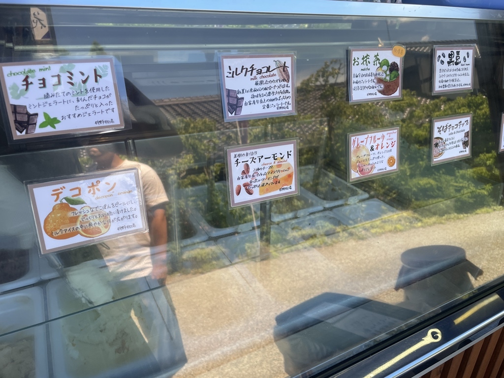 🚩KANOボク 内堀店 @farm_kanoboku 豊岡の出石城下町にあるｼﾞｪﾗｰﾄ屋さん。 ▶︎デビルズチョコ ▶︎但馬産酒米の日本酒＋牛プレッツェルトッピング スイス産のチョコレートと炭を 混ぜた真っ黒なデビルズチョコ♪ 但馬産酒米の日本酒はさっぱりおいしい🌾 種類豊富な