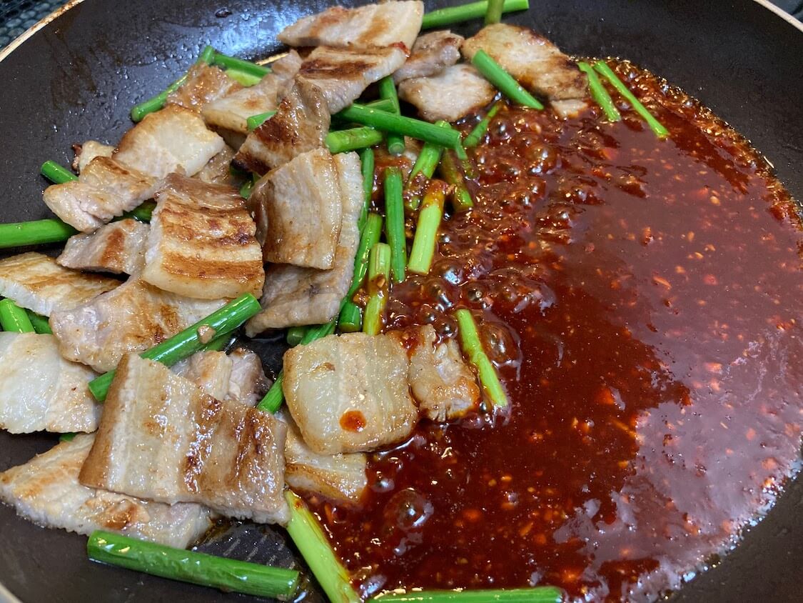 レシピ詳細はこちら▼▼▼ ♦︎材料 4人分  豚バラブロック肉500g 塩小さじ1 キムチ200g ニラ 1 3束 玉ねぎ1 2個 Aコチュジャン大さじ1 A味噌大さじ1 Aごま油大さじ1 2  Aしょうゆ小さじ2 A砂糖小さじ2 Aすりごま小さじ2 Aにんにくチュ