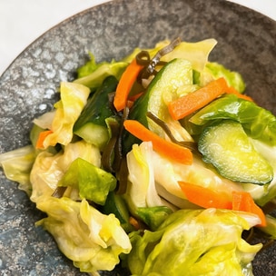 ミニきゅうり👶🥒 みずみずしすぎて中は半透明 ！ そのままでお塩つけて食べても、ピクルスやお漬物でも◎ ただの小さいだけのキュウリではありません😂