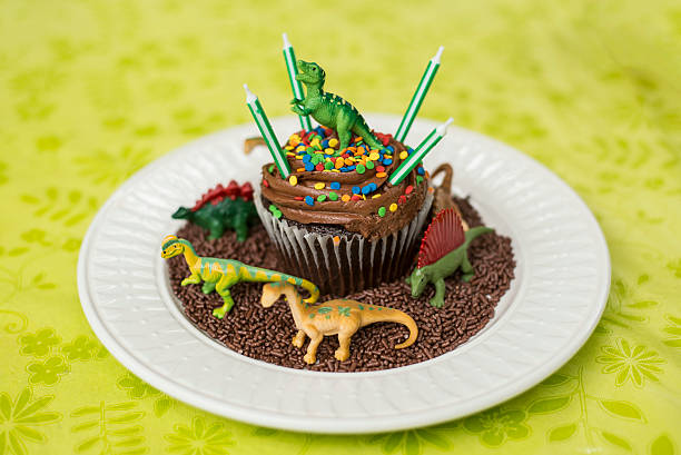 恐竜バースデー ケーキ - 恐竜のストックフォトや画像を多数ご用意 - 恐竜, ケーキ, 誕生日ケーキ - iStock