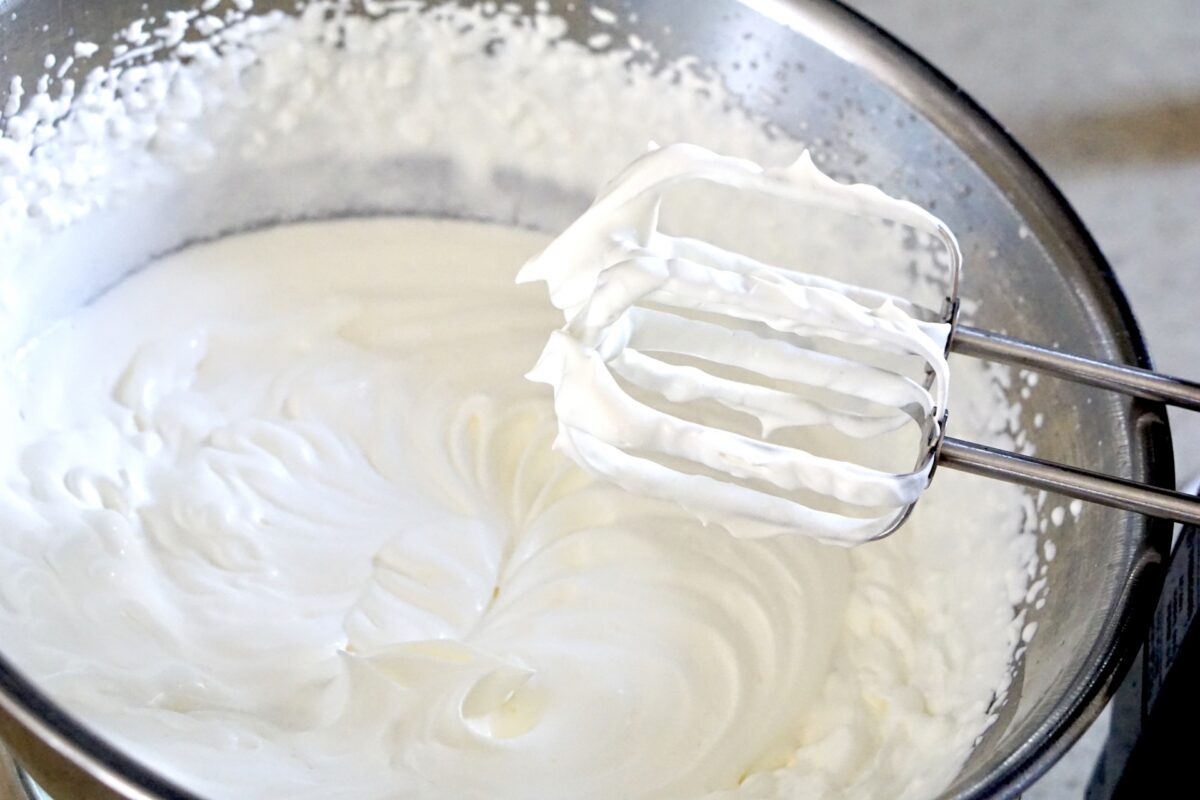 冷蔵庫のここに入れないで！残った生クリームの保管場所に「ずっと間違えてた」「理由に納得」 - macaroni