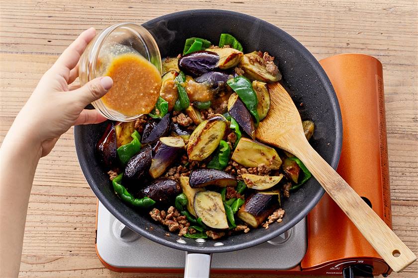 新玉ネギとナス・ピーマンの甘味噌炒め