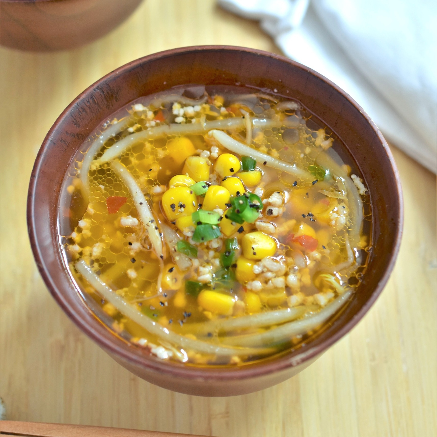 もやしの味噌スープ🥣@__e_maaayu さんの投稿をお借りしました☺️ こんばんは🌙 🍳 もやしの味噌スープ 🍳🗒材料 3〜4人分 ✏️ 豚ひき肉 100g もやし 1袋 水 800ml 味噌 大さじ1と1 2 鶏がらスープの素 小さじ1 しょうがチューブ少し にんにくチューブ 少し ごま油