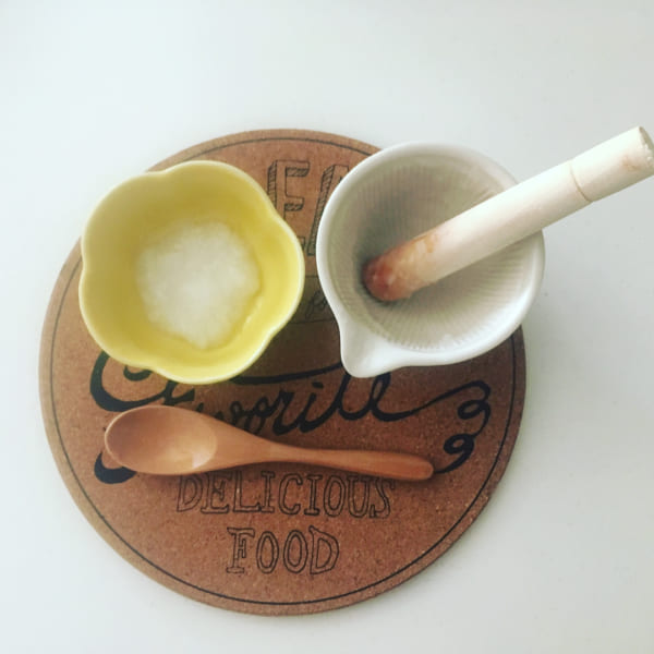 100円の ミニすり鉢＆すりこぎ のセット。セリアで購入。 - そんな日もあるさ