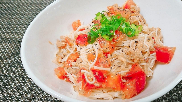 いつものそうめんに飽きたら一度でいいのでトマトジュースでめんつゆ作ってほしい 「トマトめんつゆ」トマトジュース90ccに白だし20ccいれ混ぜ、オリーブオイル小さじ2と黒胡椒、あればパセリと好みでタバスコ入れるだけこれホント食欲ないときでもガンガンそうめん飲め