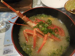 📍Kitohana_YUYA山口県長門市 元乃隅稲成神社から車で15分の 1日1組限定の一棟貸しホテル🕊🌿 大きな窓からは海を一望できて夕陽が沈む時間は部屋にオレンジの光が 射し込んで素敵な空間😮‍💨🤍 ホテルで朝食を食べるのもいいけど 道の駅で食材買って朝ごはん作って