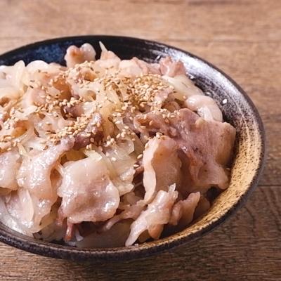 新玉ねぎの肉詰め調理時間⏲：20分 . 新玉ねぎで作るおすすめおかず☺ とろけるように甘くなった新玉ねぎがおいしさを引き立てます😉甘辛い味わいでご飯がすすむ1品です🍚🥢 . ◇材料◇ 2人分新たまねぎ 大１個 ３００ｇ小麦粉 適量 鶏ひき肉 ２００ｇ 塩