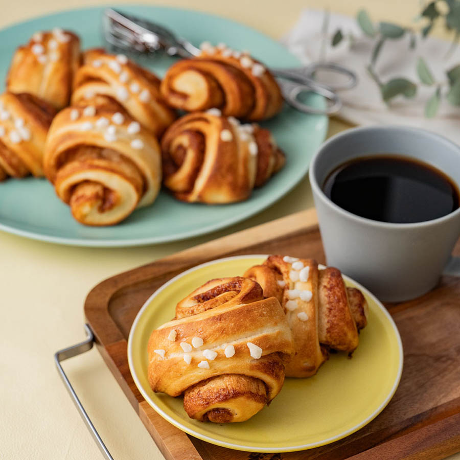 『かもめ食堂』, シナモンロール フィンランド風 ,材料 大きめ8個, ・強力粉600g, ・牛乳 40℃前後380g, ・バター 80g, A, ・卵1個, ・砂糖 今回はグラニュー糖を使用 150g, ・ドライイースト12g, ・カルダモン小さじ1,中の黒いタネを刻んでおく。またはカルダモンパウダー小さじ1 1 2 , B フィリング, ・溶かしバター40g,