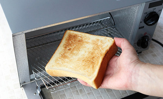 冷凍食パンをすぐに、おいしく焼く方法！ポイントは３つ。ちょっとのお水とフライパン、フタで焼きたてのおいしさ復活