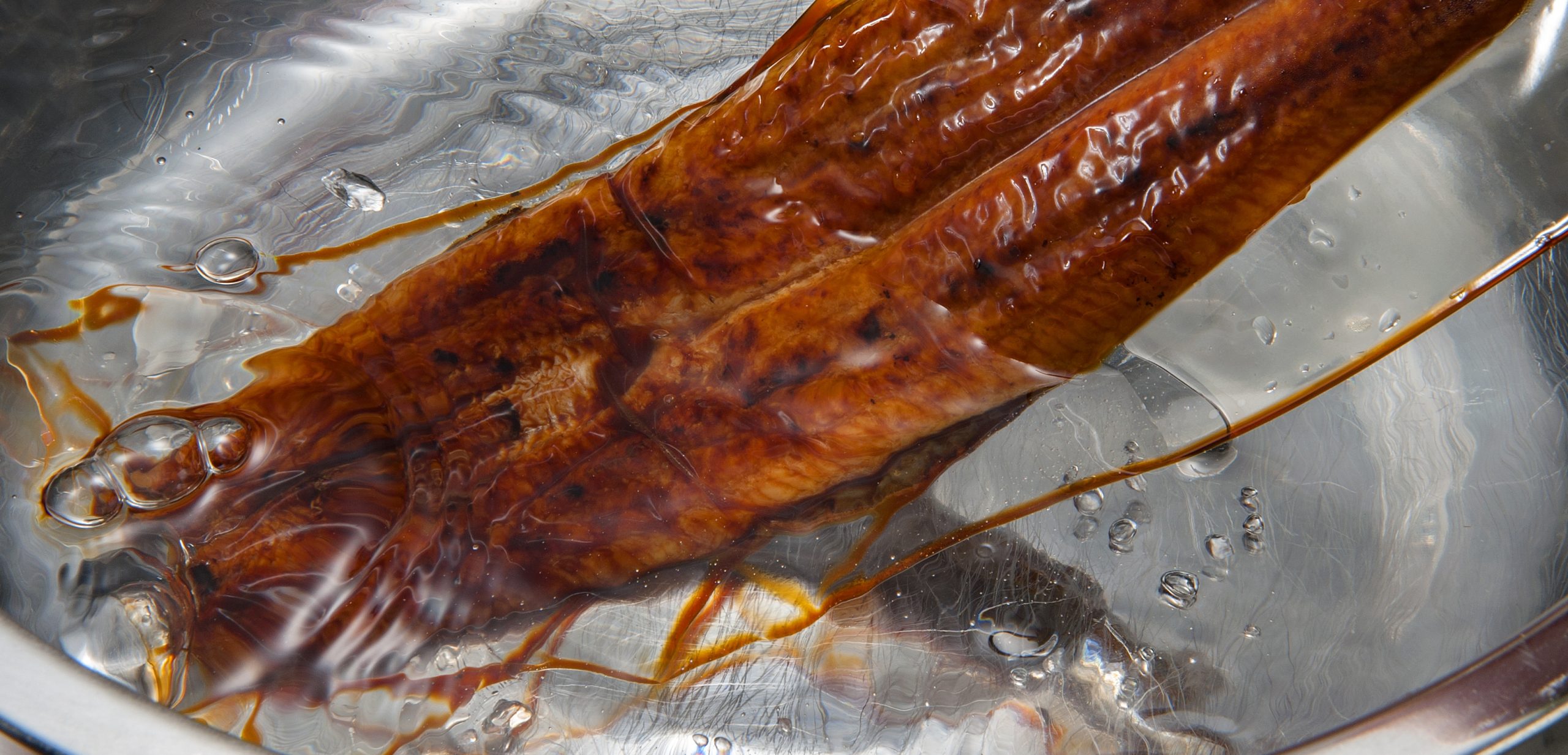 うなぎの温め方うなぎを温めて、美味しく食べる手順のご紹介！ ① 沸騰したお湯で5〜6分間湯煎。 ② 真空袋を切り、炙りやすいサイズにカット。③熱しておいた網の上にまずは皮目を下に置き、両面を炙っていきます。あらかじめ網を熱しておくことで焦げ付きにくく