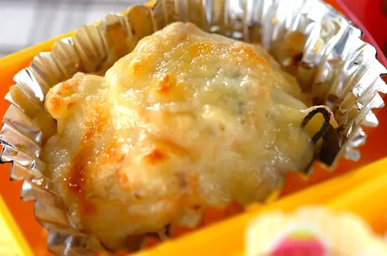 残ったポテトサラダがあっという間に変身！ ￣V￣￣￣￣￣￣￣￣￣￣￣￣￣￣￣日の出本みりん でつくる ˗ˏˋ🍳ポテサラグラタン 🍚ˎˊ˗日の出みりん を加えることでほんのり甘さが出て じゃがいもとの相性も抜群に！ 余りがちな粉チーズも美味しく活用できます