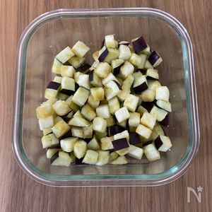 なすとひき肉のピリ辛炒めの献立 副菜：レンジで簡単！鶏 からブロッコリーのオイスター風味、汁物：ウリうり瓜のあったかスープ 献立・メニュー 味の素パーク たべる楽しさを、もっと