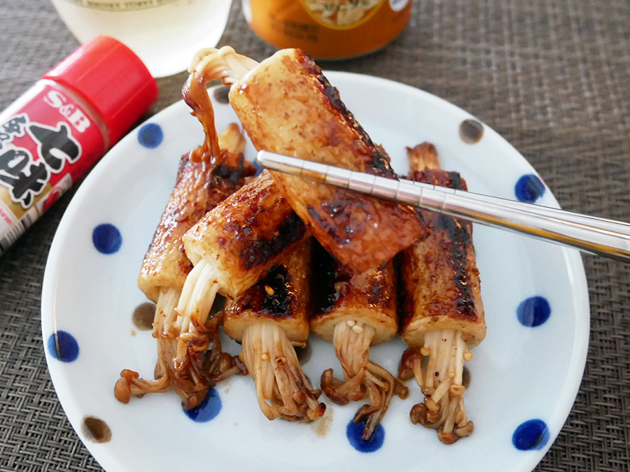 レシピはこちらから🍳, ーーーーーーーーーーーー, 〜材料〜, ⭐ 豚バラ肉 6枚, ⭐ えのき 1袋, ⭐ サラダ油 適量, ⭐ 焼肉のタレ適量, 〜調理工程〜, ① 豚バラ肉を並べえのきを頭とおしりが交互になるように置く, ② 竹串を使って豚バラ肉で包み込む, ③フライパンに油を引いて、②に火を通す, ④ あらかた火が通ったら、焼肉のタレをかけ全体に絡める。, ⑤