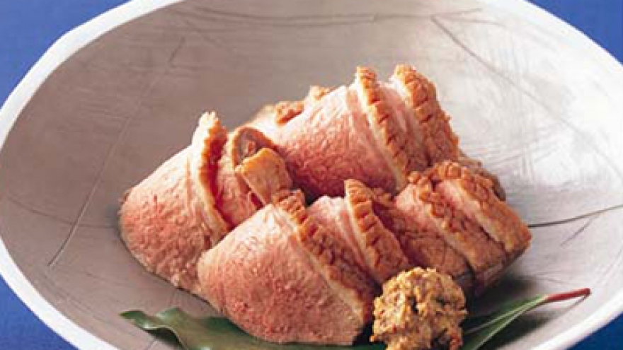 ハンガリー産鴨肉ロースト・ルーマニア産プラムジャムと長ねぎのとろとろソース、金山寺味噌と黒七味添え